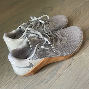 NIKE METCON 5 Gray with Gum Sole